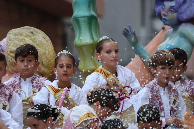 Les carrosses de Gata omplin el recorregut d’enginy, confeti,… i crítiques per l’entrada de bous “sorpresa” Les carrosses de Gata omplin el recorregut d’enginy, confeti,… i crítiques per l’entrada de bous “sorpresa”